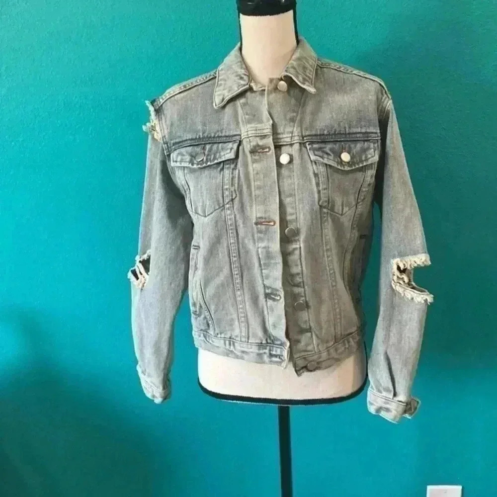 Unif frayed distressed light wash jean jacket in size xs